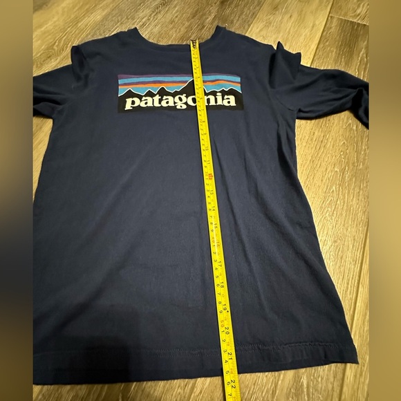 💜NWOT Patagonia graphic logo long sleeve tee.it fits adult XS - Picture 2 of 5